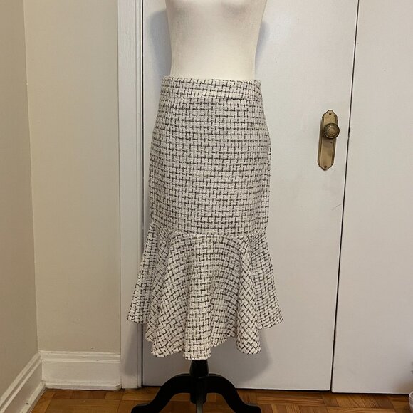 Effortlessly Polished Tweed Mermaid Skirt – Black & White Pattern, Size M - Picture 2 of 9